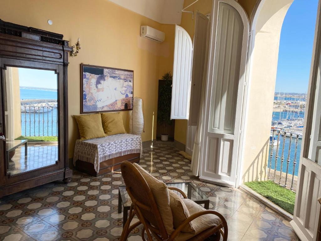 sala de estar con vistas al agua en Palazzo Barba, en Gallipoli