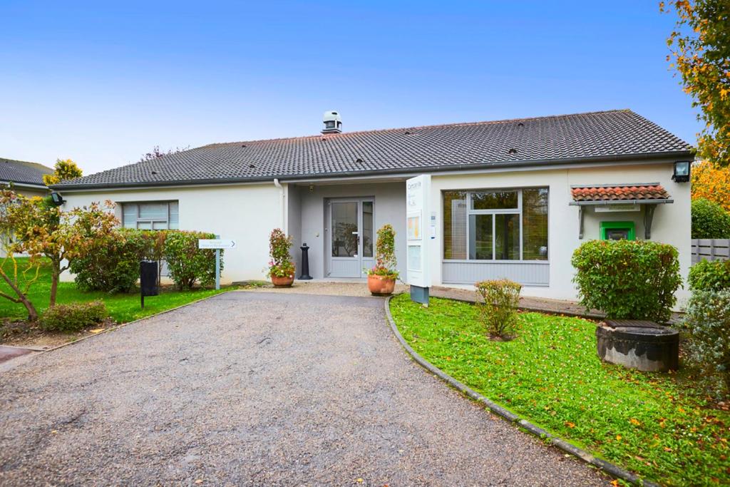 Aed väljaspool majutusasutust Campanile Metz Est Technopole - Restaurant