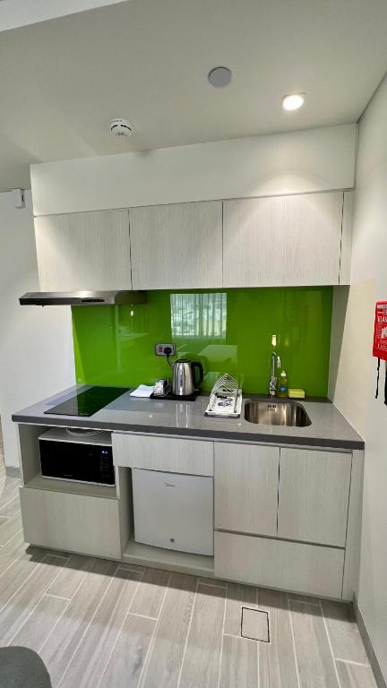 Kuchyň nebo kuchyňský kout v ubytování Citadines Al Ghubrah Muscat