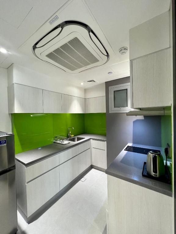 Kuchyň nebo kuchyňský kout v ubytování Citadines Al Ghubrah Muscat