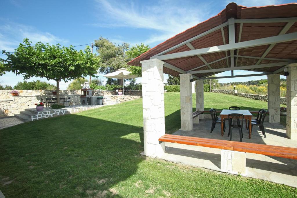 Vonkajšia záhrada v ubytovaní Panorama Siviris
