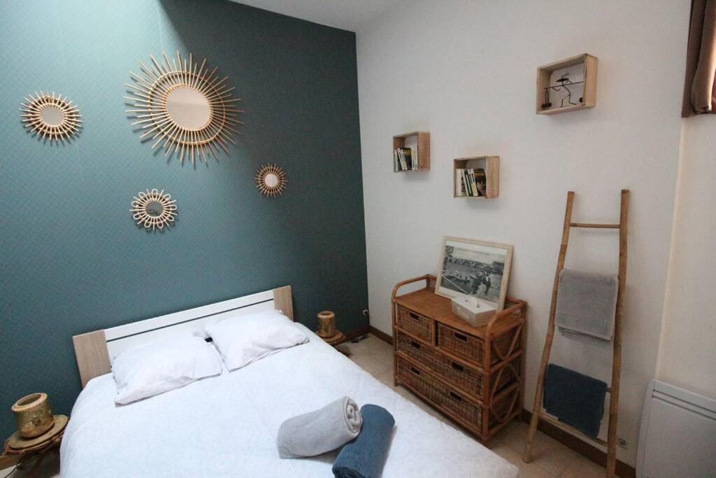 um quarto com uma cama e um espelho na parede em L'étape Bessièraine: Toulouse, Albi et Montauban em Bessières
