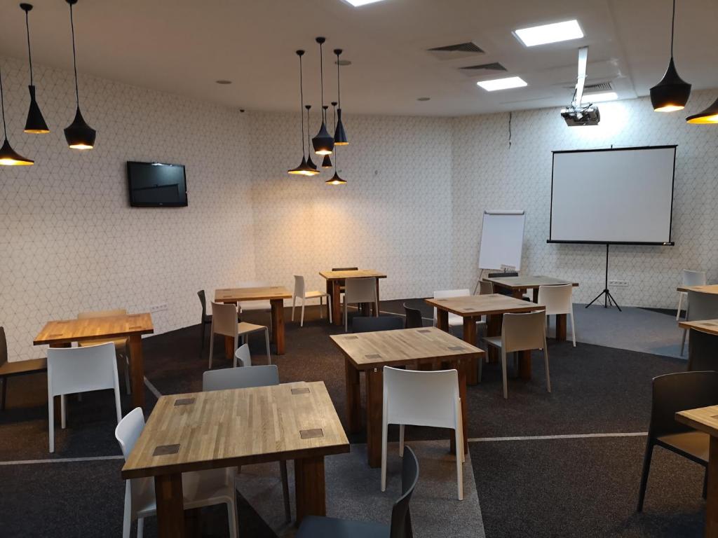 Televízia a/alebo spoločenská miestnosť v ubytovaní Fordan Hotel Pécs