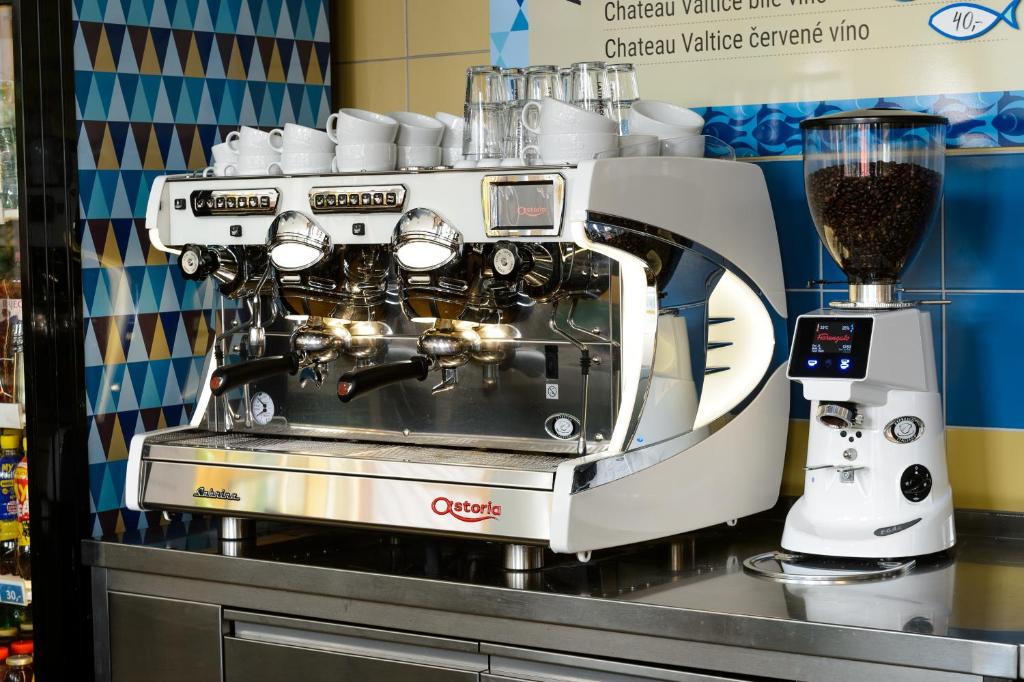 Tetera y cafetera en Aqua Hotel