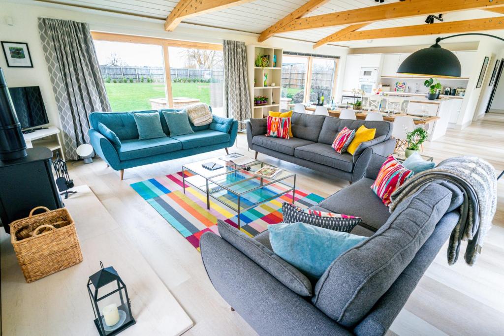 - un salon avec deux canapés et un tapis dans l'établissement Willow Cottage at Gravel Farm, à Stretham