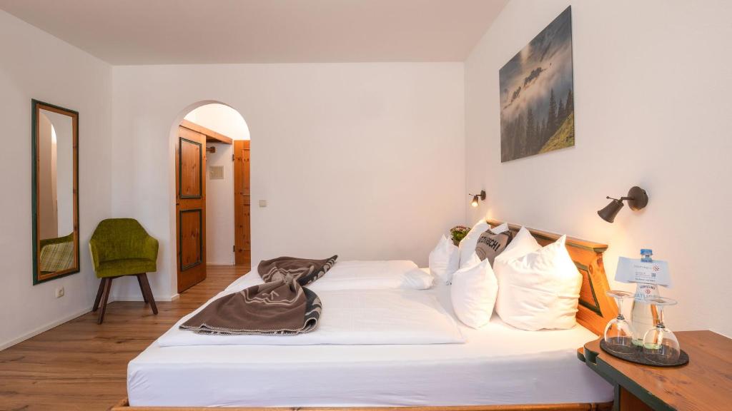 Postel nebo postele na pokoji v ubytování Das Bergmayr - Chiemgauer Alpenhotel