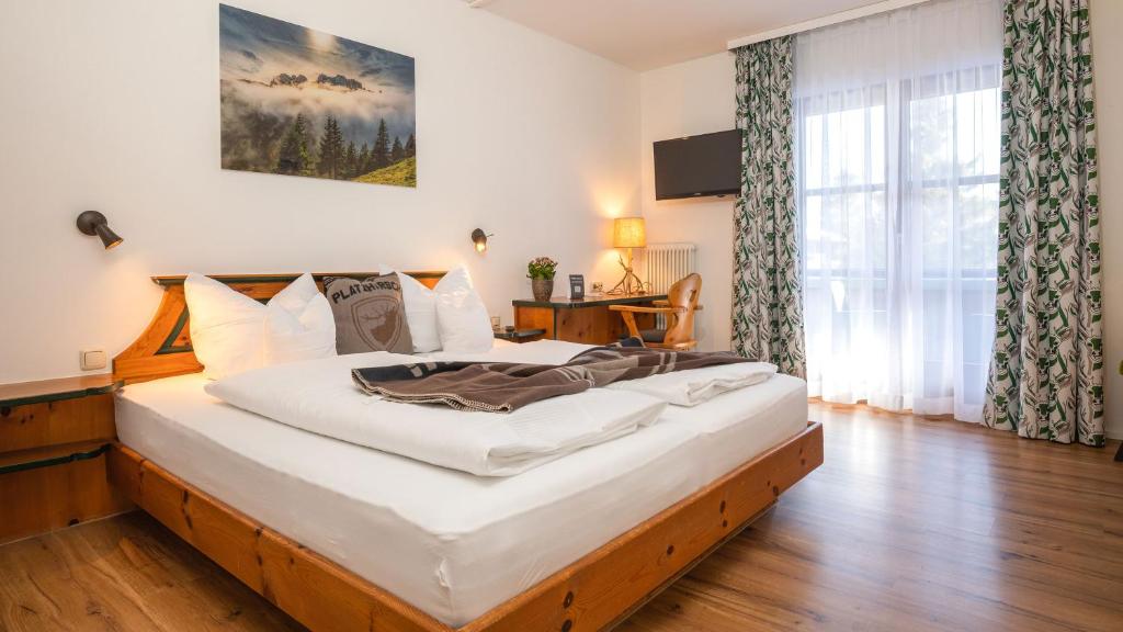 Postel nebo postele na pokoji v ubytování Das Bergmayr - Chiemgauer Alpenhotel