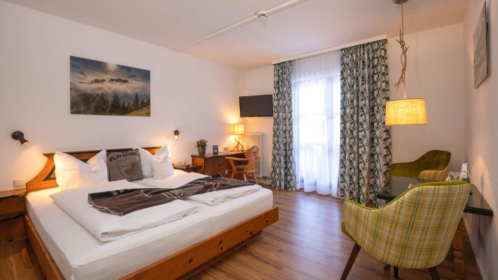 Postel nebo postele na pokoji v ubytování Das Bergmayr - Chiemgauer Alpenhotel