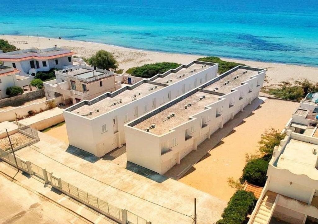 vista aerea di un edificio sulla spiaggia di Villa Roberta Spiaggiabianca Deluxe - A 20 metri dal mare a San Pietro in Bevagna