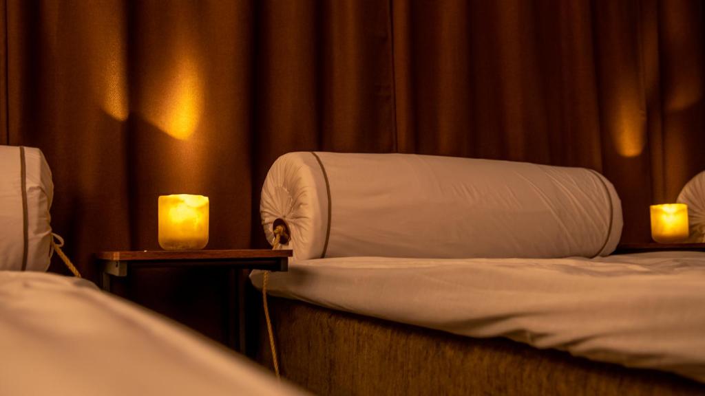 Postel nebo postele na pokoji v ubytování Lydinge Resort
