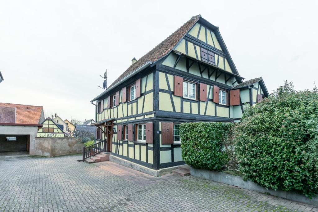 an old house is sitting on a cobblestone street at L'Audacieuse in Eckbolsheim