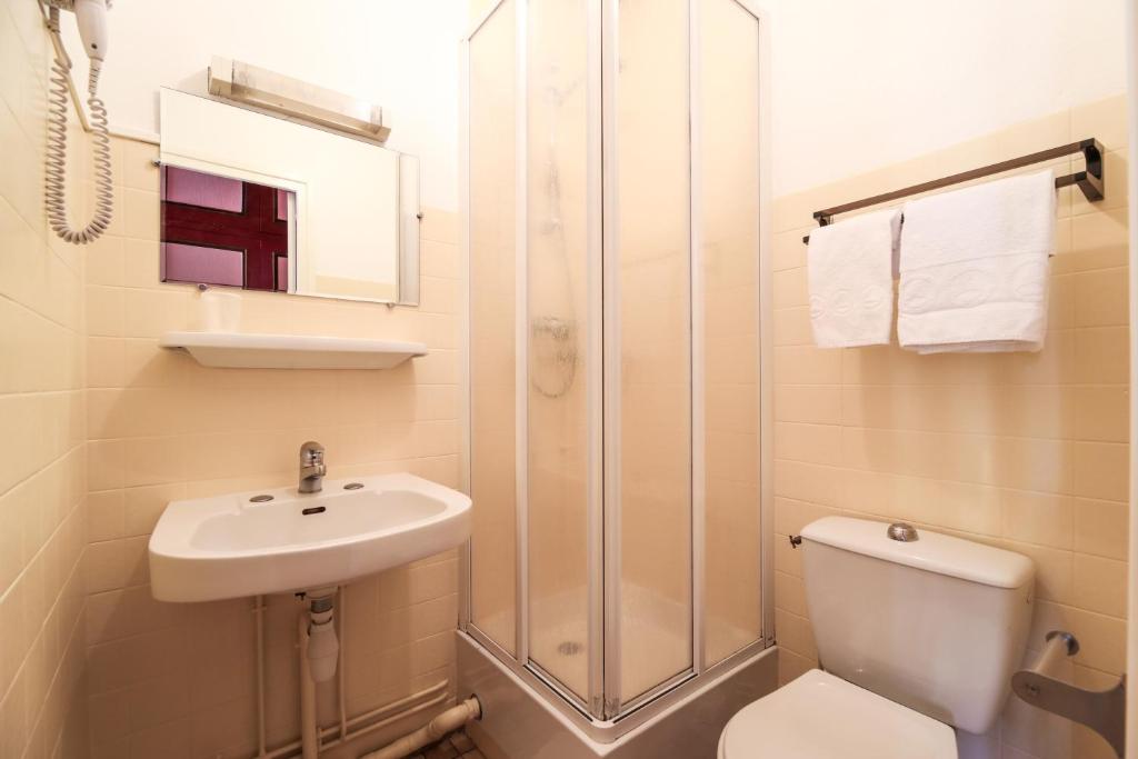 Koupelna v ubytování Montdidier Hôtel