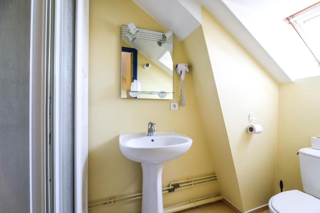 Koupelna v ubytování Montdidier Hôtel