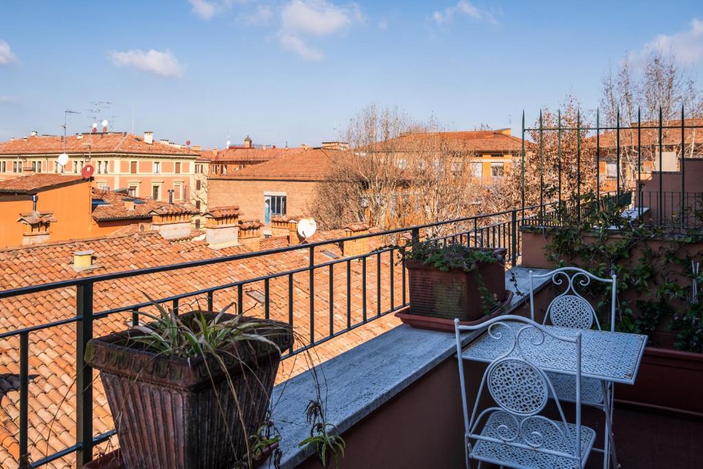 a balcony with a table and chairs on a balcony at Santa Caterina Apartment by Wonderful Italy in Bologna