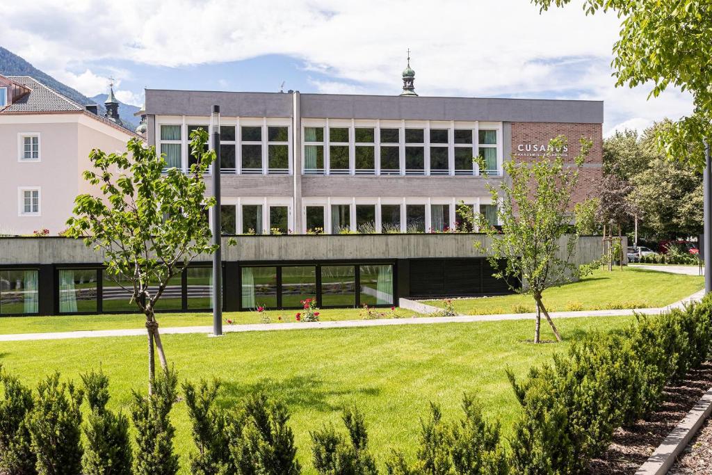 Aed väljaspool majutusasutust Cusanus Akademie - Accademia Cusanus