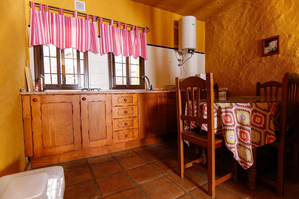 Virtuvė arba virtuvėlė apgyvendinimo įstaigoje Casas Rurales El Viejo Castaño 4