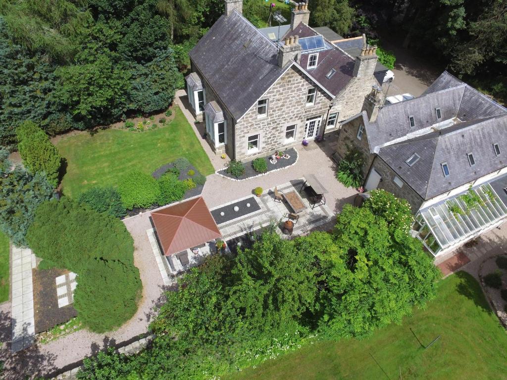 una vista aérea de una casa grande con patio en Mavisbank, en Peterhead