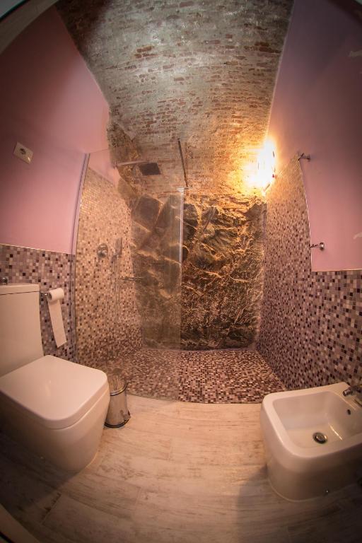 a bathroom with a toilet and a sink at Rifugio dei Pescatori in Riomaggiore
