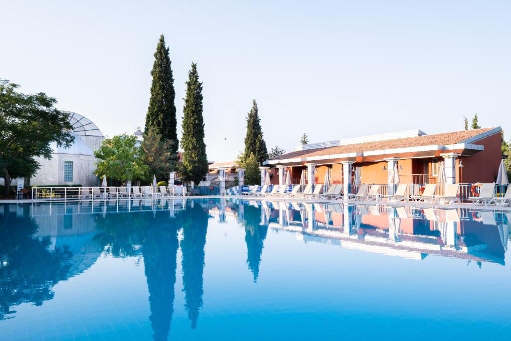Bazén v ubytování Spa Hotel Colossae Thermal nebo v jeho okolí