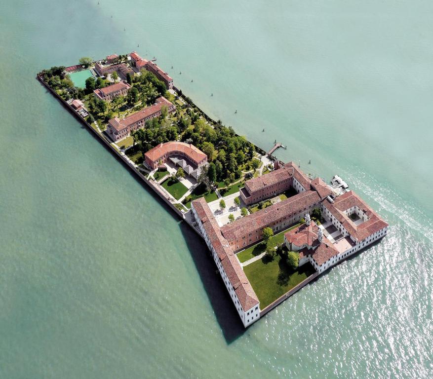 ヴェネツィアにあるIsola di San Servolo - Centro Soggiornoの水上の島の空中景