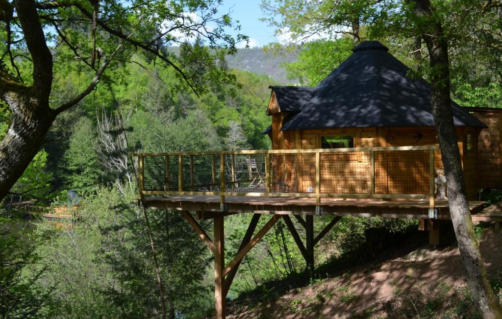 une cabane dans les arbres au milieu de la forêt dans l'établissement Les cabanes du Duzou, à Conques-en-Rouergue