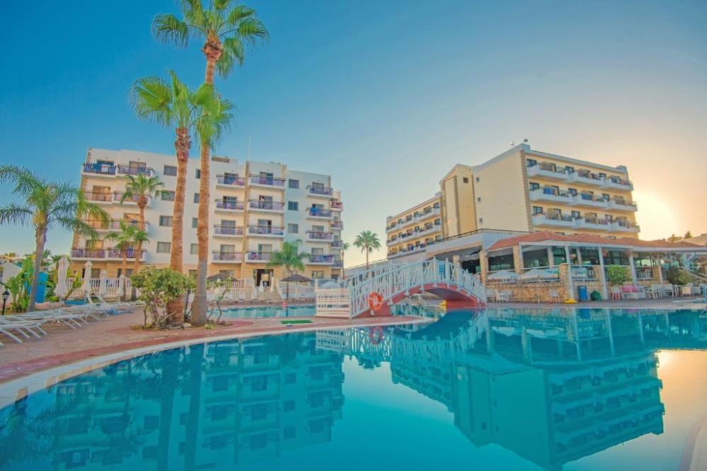 Басейн в Marlita Beach Hotel Apartments або поблизу