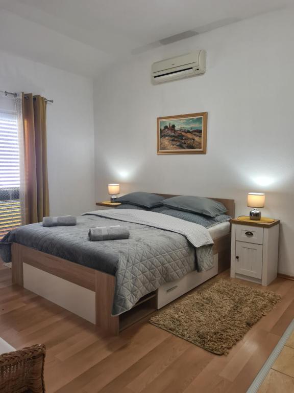 - une chambre avec un lit et 2 lampes dans l'établissement Apartments Marijan, à Orebić