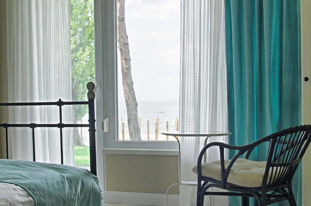 Beach 101 Villa - Superior Apartment With Terrace And Lake View