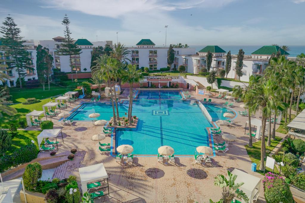 einen Luftblick auf einen Pool in einem Resort in der Unterkunft Agadir Beach Club in Agadir