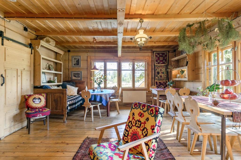a living room with a table and chairs at Leśniczówka u Zięby in Kościelisko