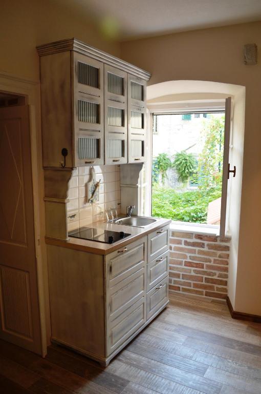 Een keuken of kitchenette bij Apartments Leo