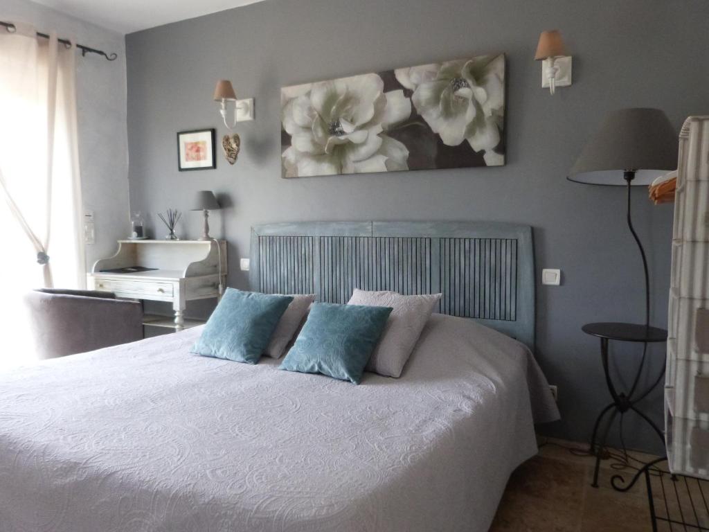 מיטה או מיטות בחדר ב-Maison d'hôtes Bastide St Victor à 2,5 kilomètres de Lourmarin