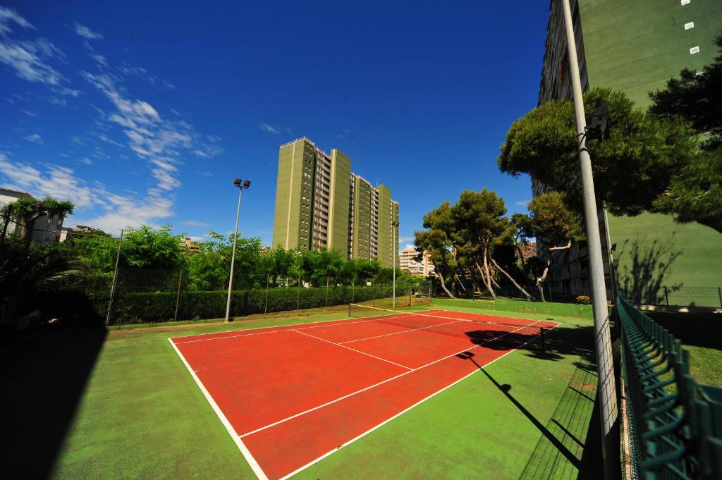 Tenis a/nebo squash v ubytování Apartamento Princicasim 1 dormitorio nebo okolí
