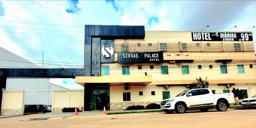 ein weißer LKW, der vor einem Gebäude parkt in der Unterkunft Serra's Palace Hotel in Parauapebas