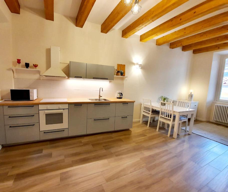 Una cocina y un comedor con mesa y sillas. en RESIDENZA LA RUGA Matilde & Eleonora Apartments Lake, en Verbania
