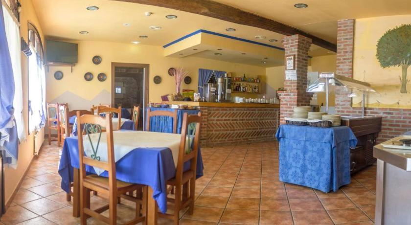 A kitchen or kitchenette at Hotel El Trasgu