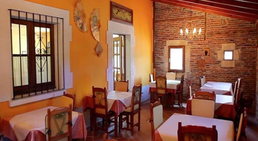 A restaurant or other place to eat at Hotel El Trasgu