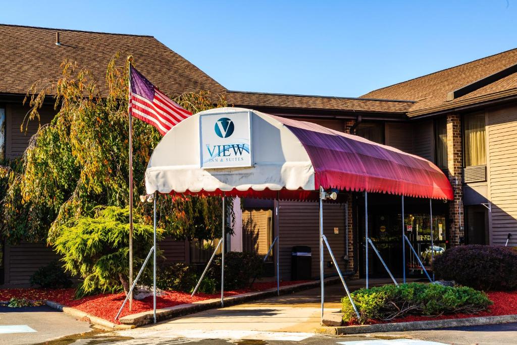 a view inn with an american flag under awning at The View Inn & Suites Bethlehem / Allentown / Lehigh Airport in South Bethlehem