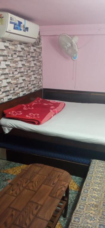 Uma cama ou camas num quarto em Northeastern Dormitory