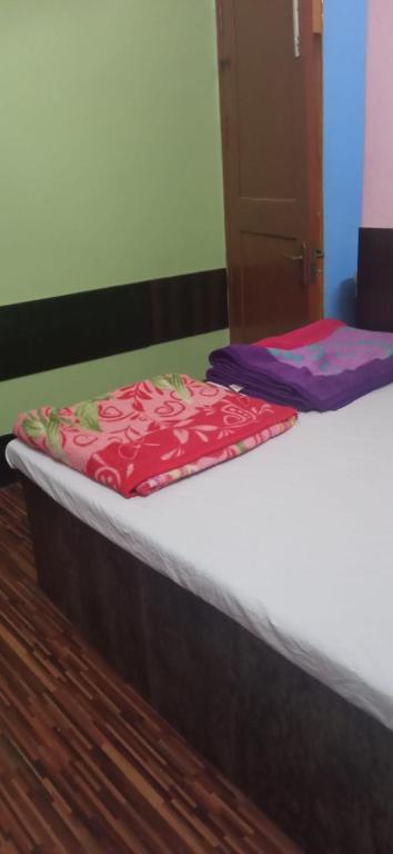 Uma cama ou camas num quarto em Northeastern Dormitory