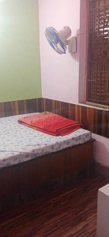 Uma cama ou camas num quarto em Northeastern Dormitory