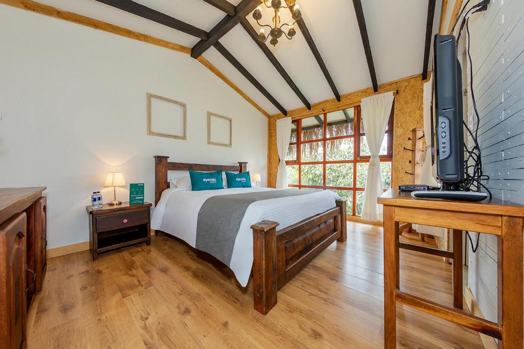Un pat sau paturi într-o cameră la Ayenda Llanogrande Inn