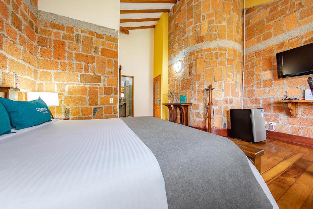 Postel nebo postele na pokoji v ubytování Ayenda Llanogrande Inn