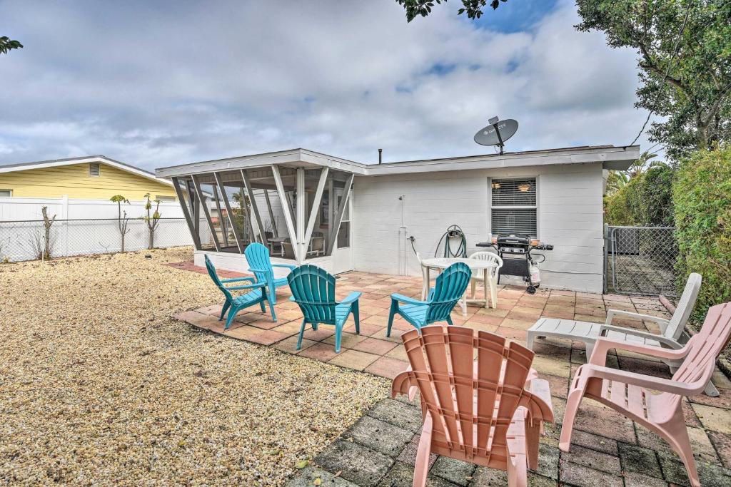 eine Terrasse mit Stühlen, einem Tisch und einem Grill in der Unterkunft Charming Ormond Beach Home - Walk to Beach! in Ormond Beach