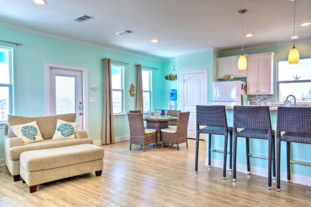 eine Küche und ein Wohnzimmer mit einem Tisch und Stühlen in der Unterkunft Coastal Surfside Beach Home with Ocean Views! in Surfside Beach