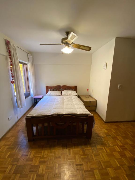 Cama o camas de una habitación en el Departamento 4 a 150 metros Avenida San Martín Mendoza - cochera opcional