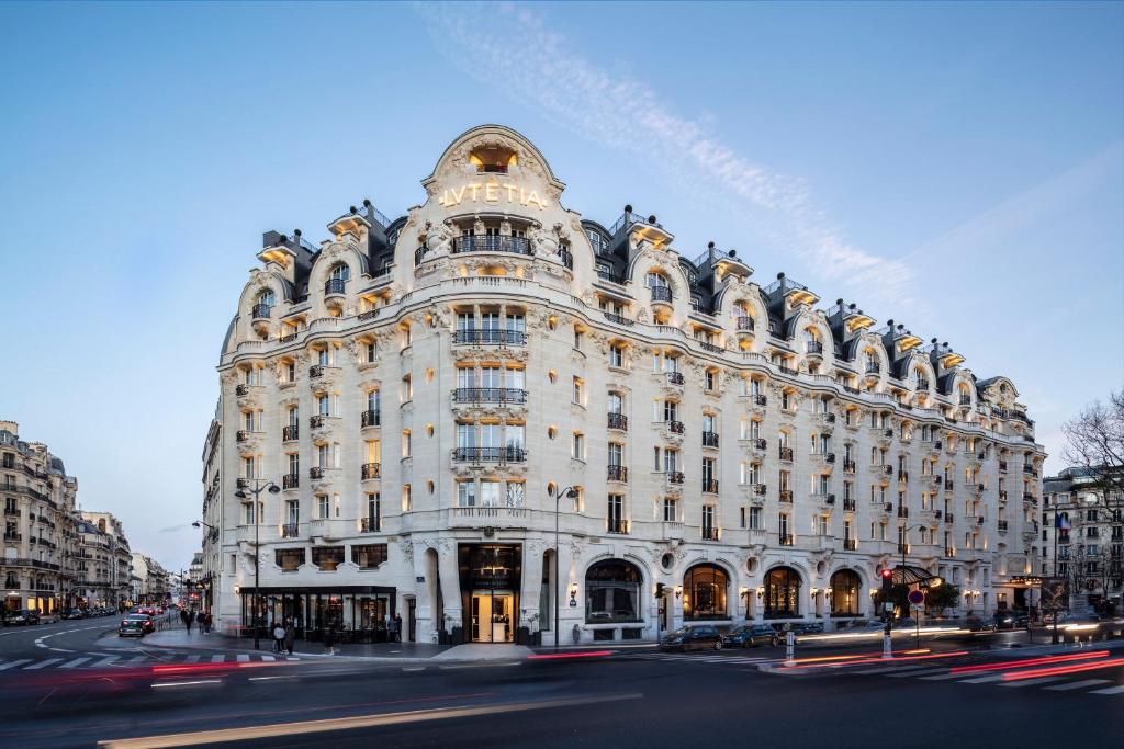 un gran edificio blanco en una calle de la ciudad en Hotel Lutetia en París