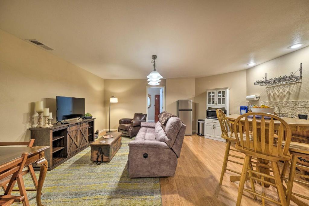 uma sala de estar com um sofá e uma mesa em Convenient Apt with Fire Pit about Half-Mi to Lake! em Groveland