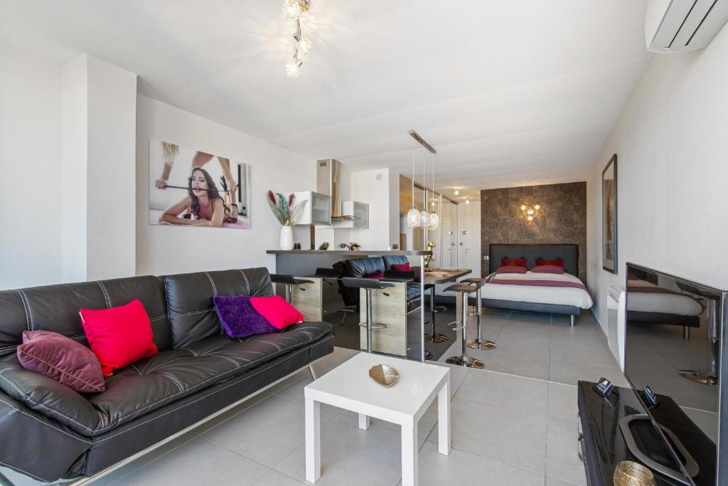 - un salon avec un canapé et une chambre dans l'établissement Village Naturiste R4N - Le Wildly Héliopolis Luxe, au Cap d'Agde