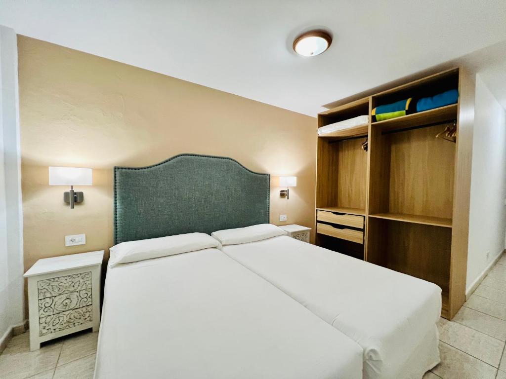 A bed or beds in a room at Apartamentos Frontera